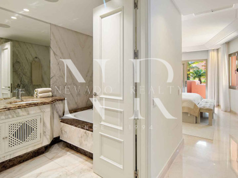 Ático en primera línea de playa en la Morera Playa, Marbella en venta