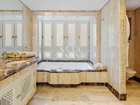 Ático en primera línea de playa en la Morera Playa, Marbella en venta