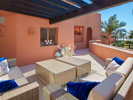 Ático en primera línea de playa en la Morera Playa, Marbella en venta