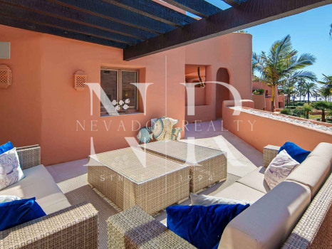 Ático en primera línea de playa en la Morera Playa, Marbella en venta