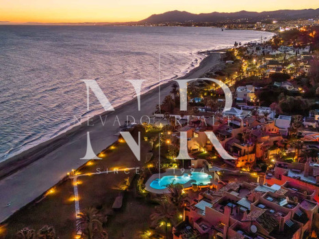 Ático en primera línea de playa en la Morera Playa, Marbella en venta