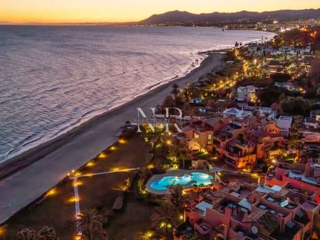 Ático en primera línea de playa en la Morera Playa, Marbella en venta