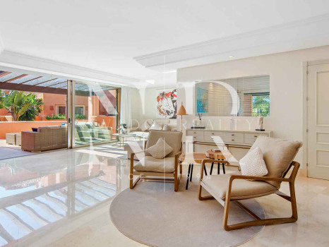 Ático en primera línea de playa en la Morera Playa, Marbella en venta
