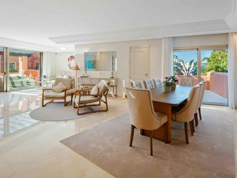 Ático en primera línea de playa en la Morera Playa, Marbella en venta