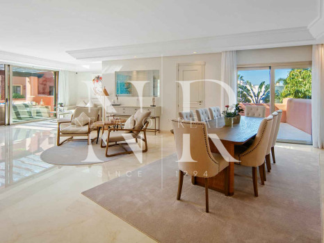 Ático en primera línea de playa en la Morera Playa, Marbella en venta