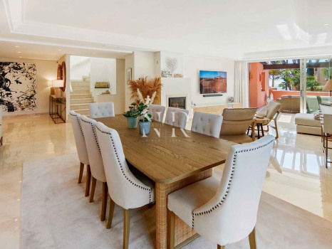 Ático en primera línea de playa en la Morera Playa, Marbella en venta