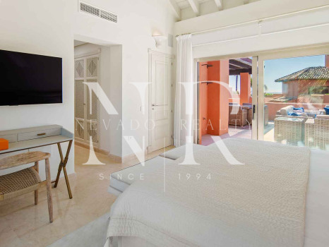 Ático en primera línea de playa en la Morera Playa, Marbella en venta