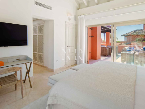 Ático en primera línea de playa en la Morera Playa, Marbella en venta