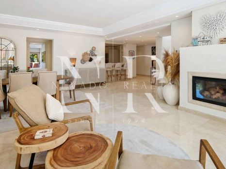 Ático en primera línea de playa en la Morera Playa, Marbella en venta