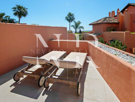 Ático en primera línea de playa en la Morera Playa, Marbella en venta