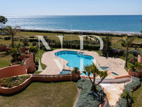 Ático en primera línea de playa en la Morera Playa, Marbella en venta