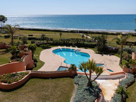Ático en primera línea de playa en la Morera Playa, Marbella en venta