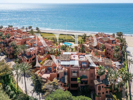 Ático en primera línea de playa en la Morera Playa, Marbella en venta