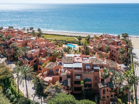 Ático en primera línea de playa en la Morera Playa, Marbella en venta