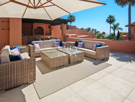 Ático en primera línea de playa en la Morera Playa, Marbella en venta