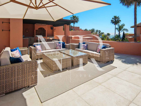 Ático en primera línea de playa en la Morera Playa, Marbella en venta