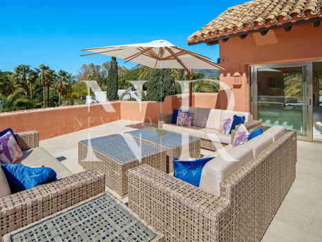 Ático en primera línea de playa en la Morera Playa, Marbella en venta