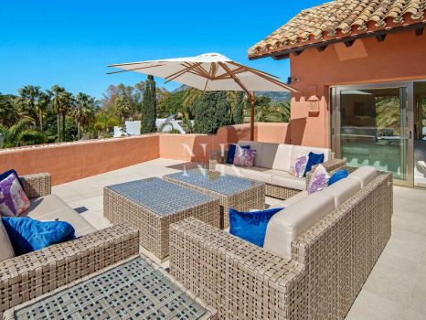 Ático en primera línea de playa en la Morera Playa, Marbella en venta