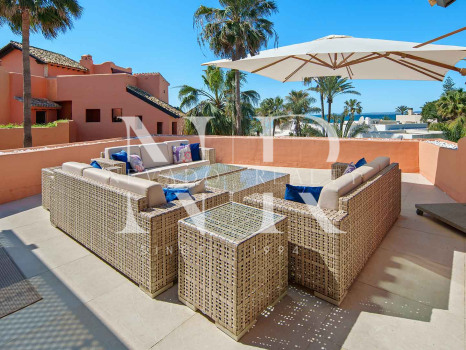 Ático en primera línea de playa en la Morera Playa, Marbella en venta