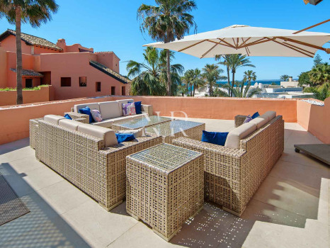 Ático en primera línea de playa en la Morera Playa, Marbella en venta