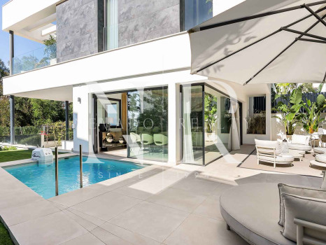 Sea View Villa for Sale in Sierra Blanca, Marbella