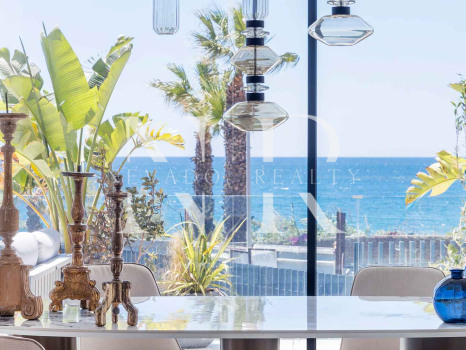 Apartamento en primera línea de playa en Bahía de Estepona en venta