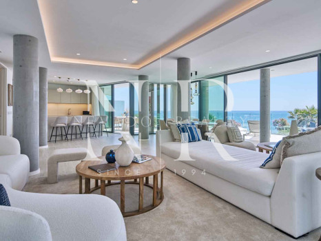 Apartamento en primera línea de playa en Bahía de Estepona en venta