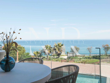 Apartamento en primera línea de playa en Bahía de Estepona en venta