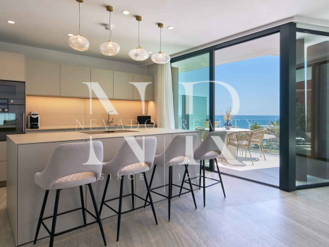 Apartamento en primera línea de playa en Bahía de Estepona en venta