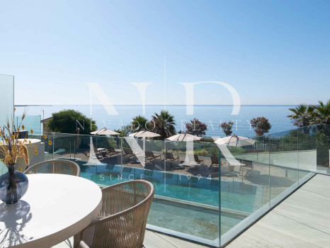 Apartamento en primera línea de playa en Bahía de Estepona en venta
