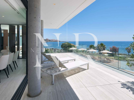 Apartamento en primera línea de playa en Bahía de Estepona en venta