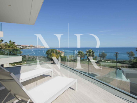 Apartamento en primera línea de playa en Bahía de Estepona en venta