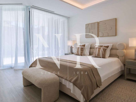 Apartamento en primera línea de playa en Bahía de Estepona en venta