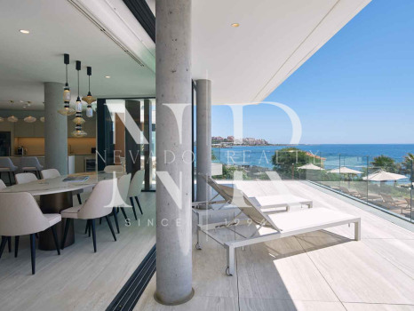 Apartamento en primera línea de playa en Bahía de Estepona en venta