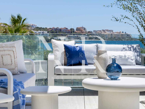 Apartamento en primera línea de playa en Bahía de Estepona en venta