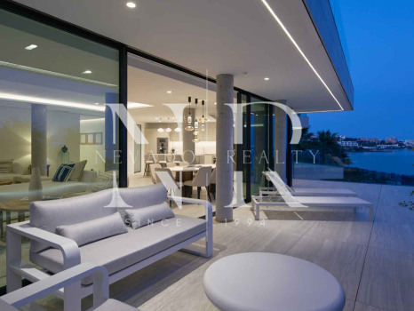 Apartamento en primera línea de playa en Bahía de Estepona en venta