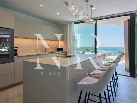 Apartamento en primera línea de playa en Bahía de Estepona en venta