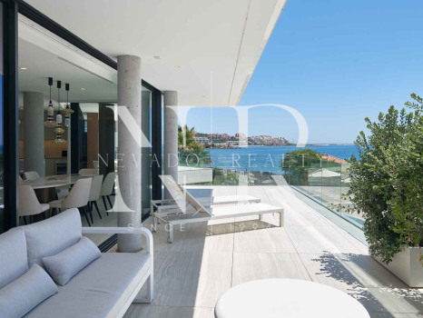 Apartamento en primera línea de playa en Bahía de Estepona en venta