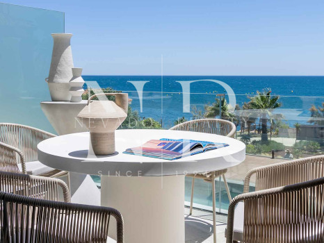 Apartamento en primera línea de playa en Bahía de Estepona en venta