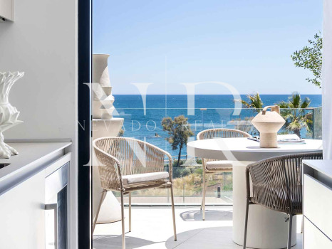 Apartamento en primera línea de playa en Bahía de Estepona en venta