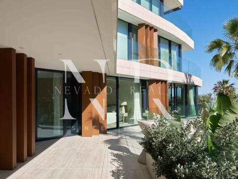 Apartamento en primera línea de playa en Bahía de Estepona en venta