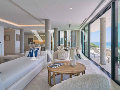 Apartamento en primera línea de playa en Bahía de Estepona en venta