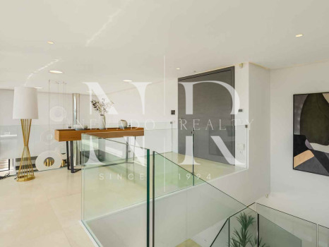 Villa avec vues panoramiques sur la mer et le golf à La Quinta, Benahavís à vendre