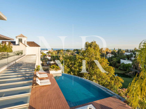 Villa avec vues panoramiques sur la mer et le golf à La Quinta, Benahavís à vendre