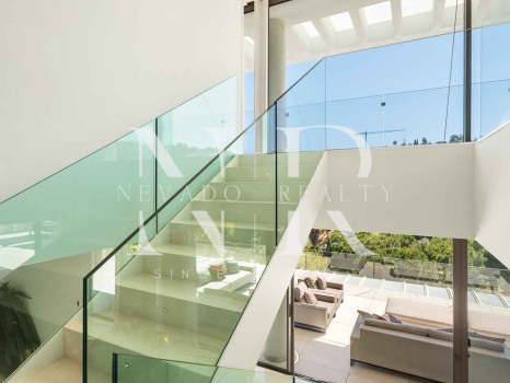 Villa avec vues panoramiques sur la mer et le golf à La Quinta, Benahavís à vendre