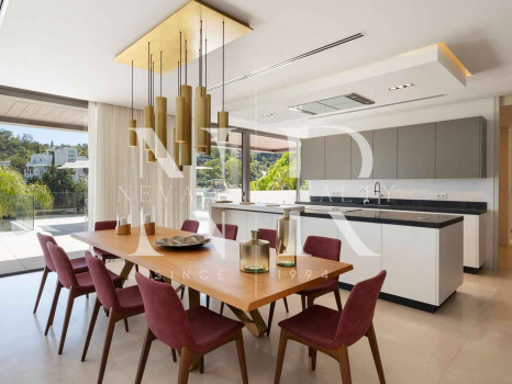Villa avec vues panoramiques sur la mer et le golf à La Quinta, Benahavís à vendre