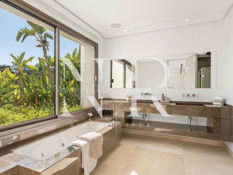 Villa avec vues panoramiques sur la mer et le golf à La Quinta, Benahavís à vendre