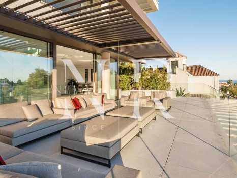 Villa avec vues panoramiques sur la mer et le golf à La Quinta, Benahavís à vendre