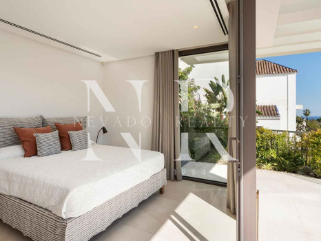 Villa avec vues panoramiques sur la mer et le golf à La Quinta, Benahavís à vendre