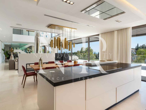 Villa avec vues panoramiques sur la mer et le golf à La Quinta, Benahavís à vendre